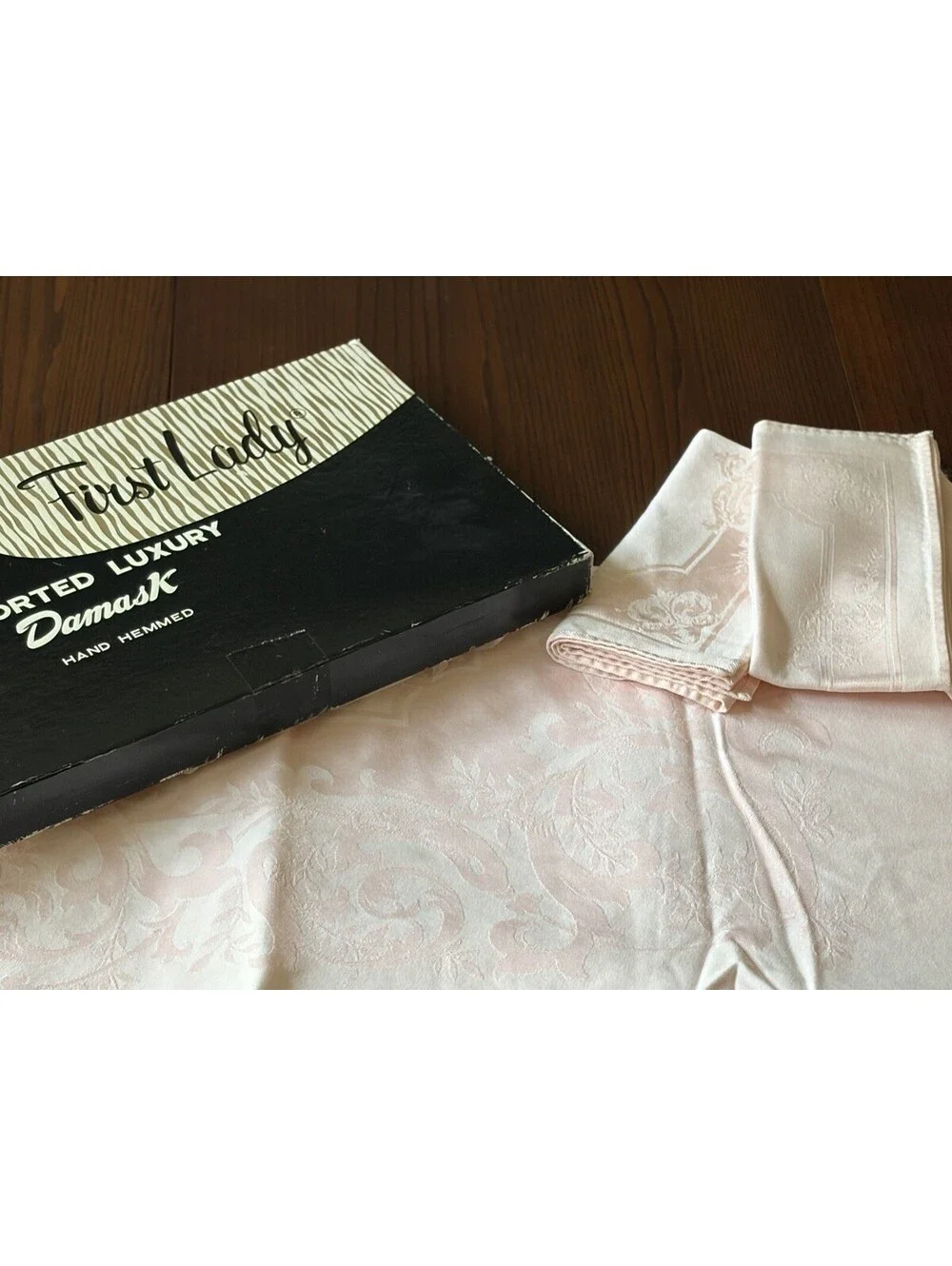 Imported Pink Damask First Lady Table Cloth w/ 4 Napkins Made in Japan In Box